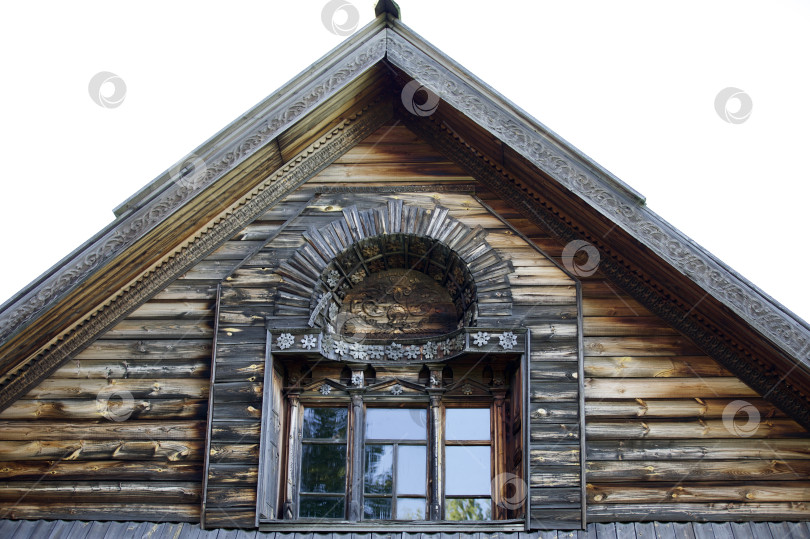 Скачать Старый деревянный бревенчатый деревенский дом с чердаком и окошком фотосток Ozero
