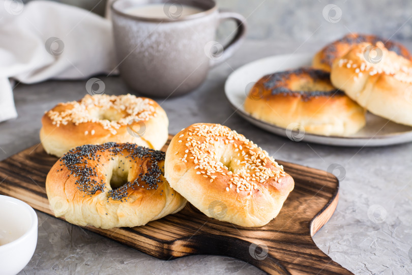 Скачать Рогалики с маком и кунжутом на тарелке и чашечка кофе. Домашний завтрак. фотосток Ozero