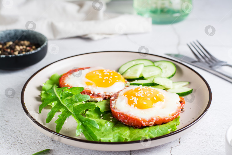 Скачать Помидоры, запеченные с яйцом и зеленью, на тарелке на столе. Домашний обед фотосток Ozero