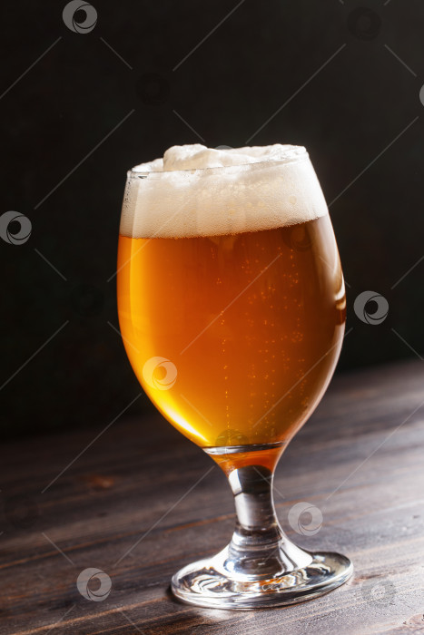 Скачать Стеклянный бокал, наполненный свежим пивом фотосток Ozero