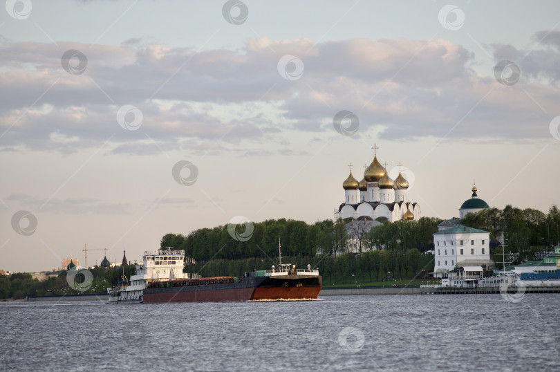 Скачать Успенский собор в Ярославле, вид с противоположной стороны реки Волга фотосток Ozero