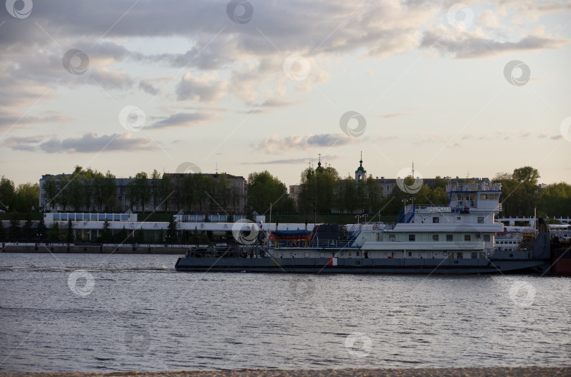 Скачать Набережная реки Волга в городе Ярославле, с плывущим по реке кораблё фотосток Ozero