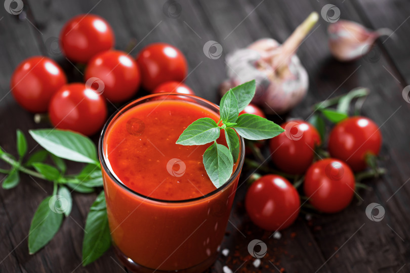 Скачать Стакан томатного сока на старом деревянном столе фотосток Ozero