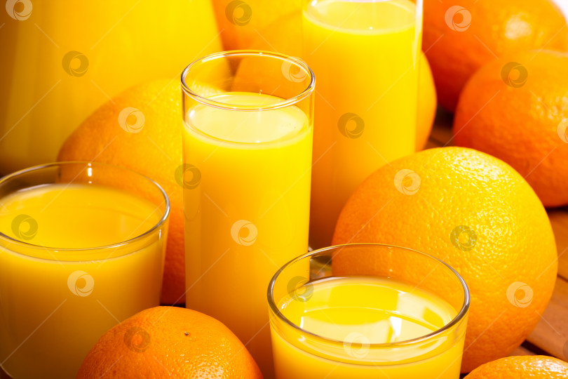 Скачать Стаканы с соком и апельсинами фотосток Ozero