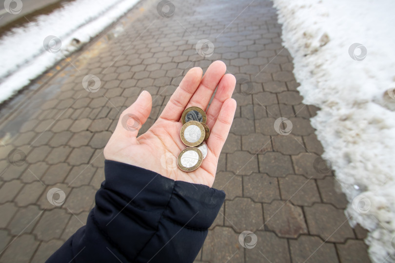 Скачать Белорусские монеты в женской руке крупным планом, на открытом воздухе фотосток Ozero