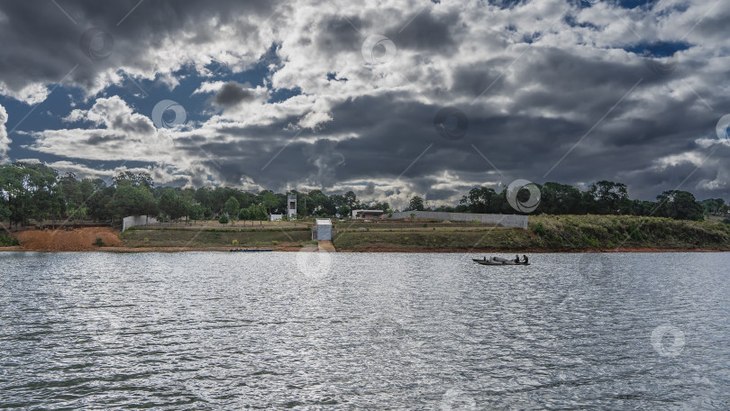 Скачать Нагруженные лодки плывут по спокойному голубому озеру. фотосток Ozero