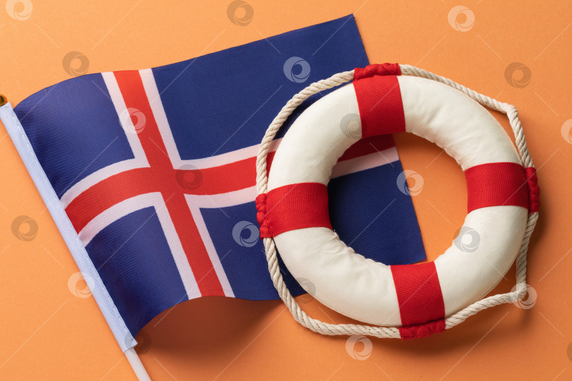 Скачать Флаг Исландии и спасательный круг на оранжевом фоне, концепция на тему помощи фотосток Ozero