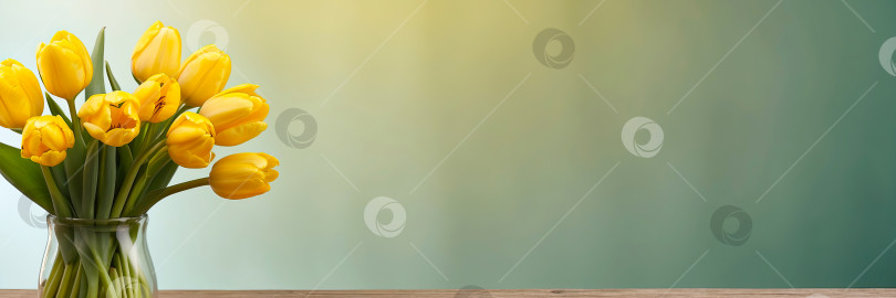 Скачать Букет желтых тюльпанов в вазе на столе на синем фоне с пробелом для копирования. Праздничная открытка на день рождения, 8 марта, весенний подарок. Сгенерированный искусственным интеллектом фотосток Ozero