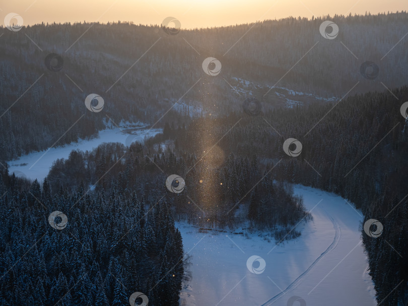 Скачать Пейзаж с зимним воздухом, заснеженным лесом и рекой. фотосток Ozero