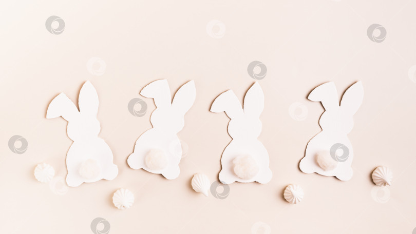 Скачать С Пасхой белые декоративные кролики и мини-меренги на розовом фоне вид сверху веб-баннер фотосток Ozero