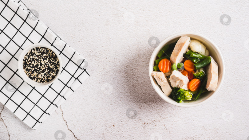 Скачать Диетический суп с куриным филе и отварными овощами в миске на столешнице посмотреть веб-баннер фотосток Ozero