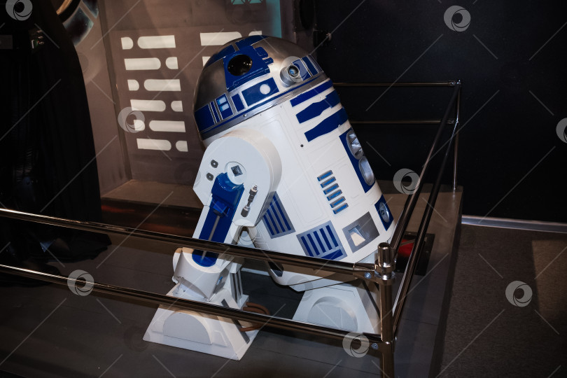 Скачать Робот R2-D2 из фильма "Звёздные войны" в музее киногероев Movie Art фотосток Ozero