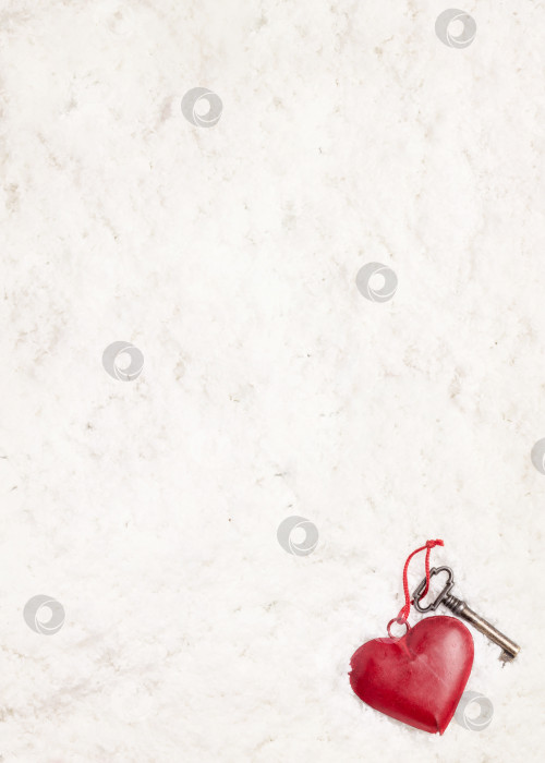 Скачать Сердце и старый ключ в правом нижнем углу на фоне снега фотосток Ozero