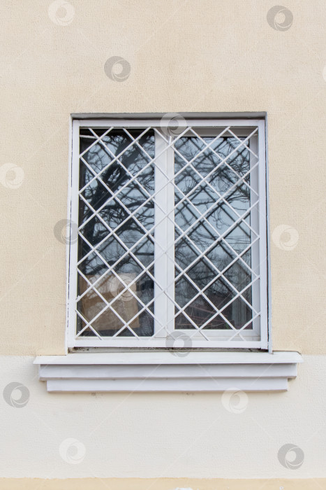 Скачать Решетка на окне стонущего дома фотосток Ozero