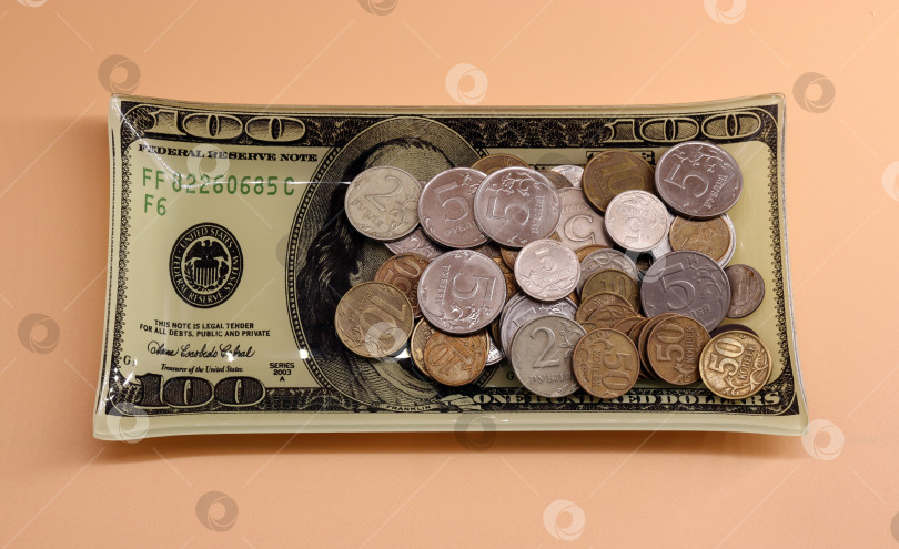 Скачать Российские монеты на стеклянной пластинке с изображением ста долларов фотосток Ozero