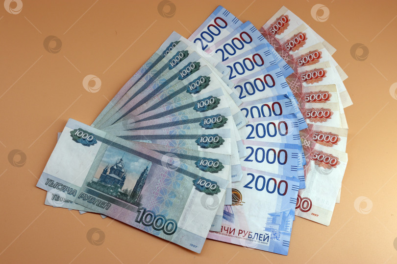 Скачать Банкноты РФ - по одной, две и пять тысяч. Бумажные современные российские деньги фотосток Ozero