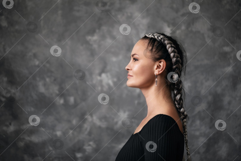 Скачать Портрет довольной женщины в профиль на фоне абстрактной стены с копией пространства фотосток Ozero