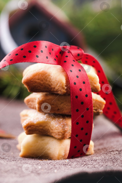 Скачать Домашнее рождественское печенье с красной лентой фотосток Ozero