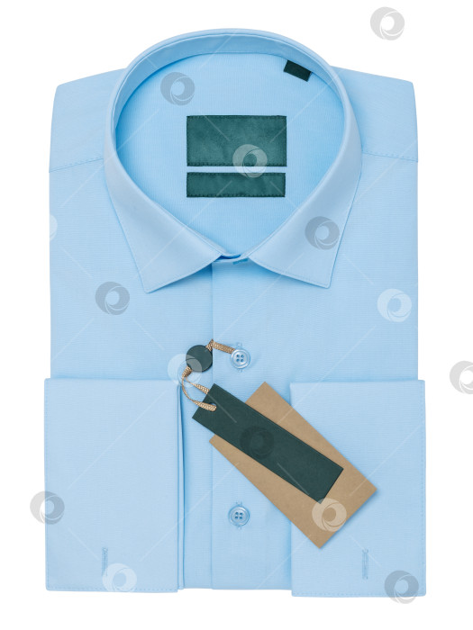 Скачать Светло-голубая мужская рубашка в складку с длинными рукавами и манжетами для запонок, выделенная на белом фоне, вид сверху фотосток Ozero