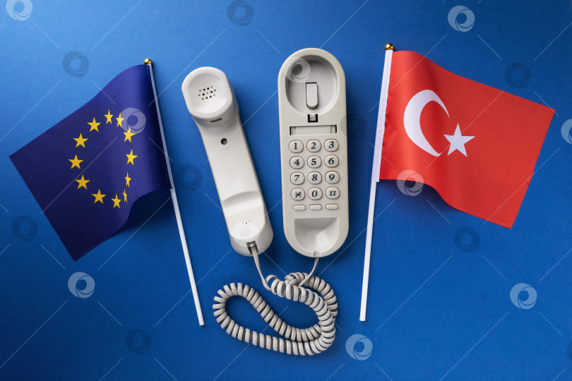 Скачать Флаг Европейского союза, Турции и старый проводной телефон на синем фоне, концепция на тему телефонных разговоров между странами фотосток Ozero