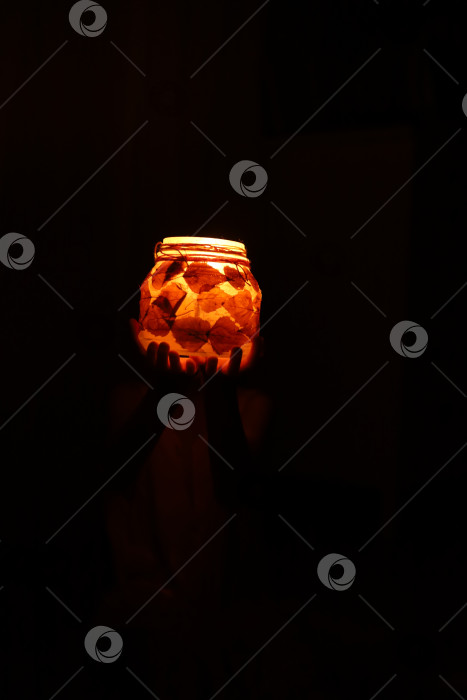 Скачать Самодельный фонарик горит в темноте фотосток Ozero