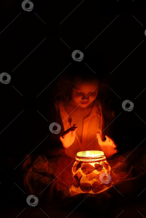 Скачать девочка сидит у огня свечи фотосток Ozero