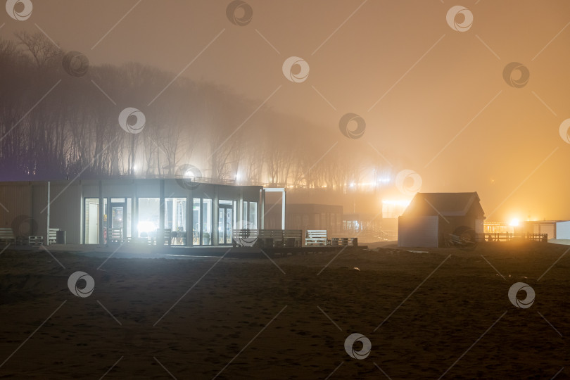 Скачать Иллюминация на пляже в тумане фотосток Ozero