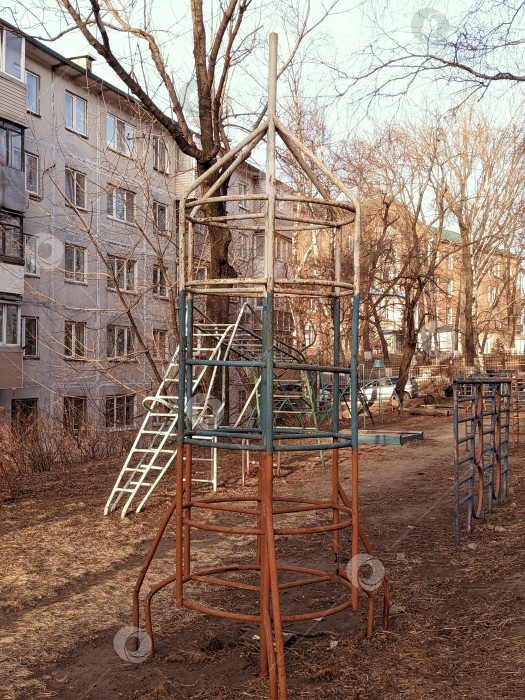 Скачать Детская игровая площадка во дворе городского дома фотосток Ozero