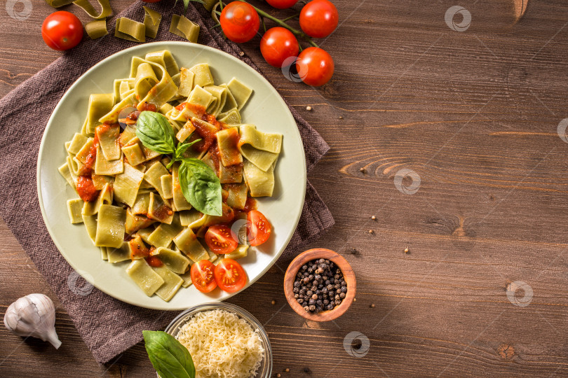 Скачать Итальянская паста паппарделле со шпинатом на тарелке фотосток Ozero