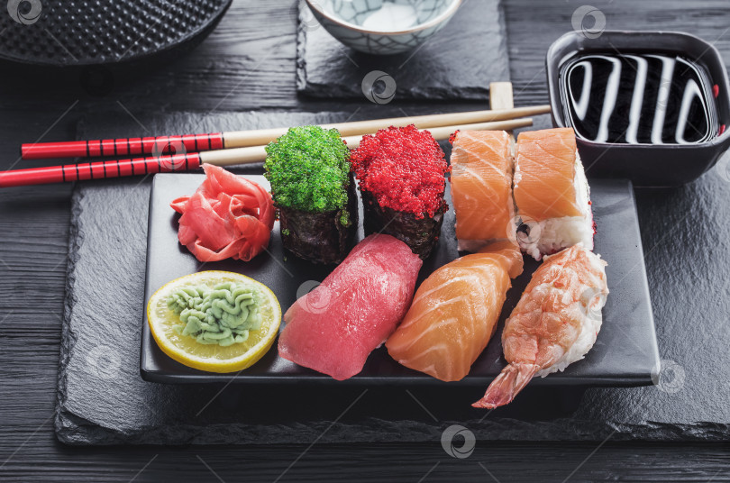 Скачать Набор японских суши на черной посуде фотосток Ozero