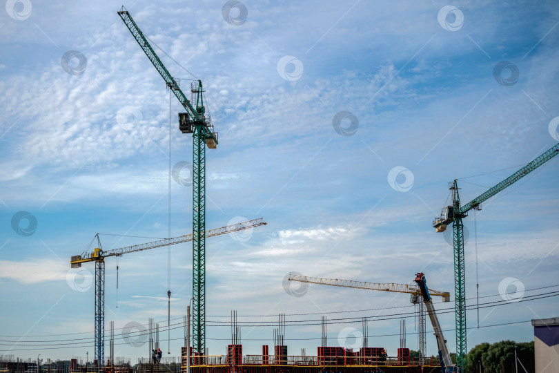 Скачать строительные краны на фоне голубого неба фотосток Ozero
