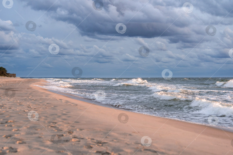 Скачать песчаный осенний пляж, волны на море и облака на заднем плане фотосток Ozero