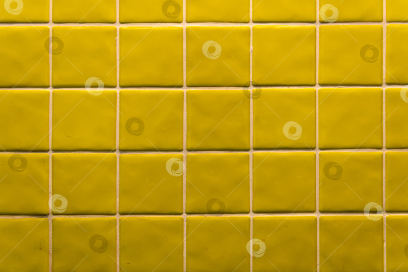 Скачать Фон с текстурой стены из желтой квадратной керамической плитки. фотосток Ozero