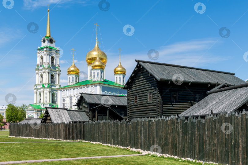 Скачать Каменная крепость в центре Тулы - это Тульский кремль. Успенский собор и осадные дворы XVI века. Россия. Тула. фотосток Ozero