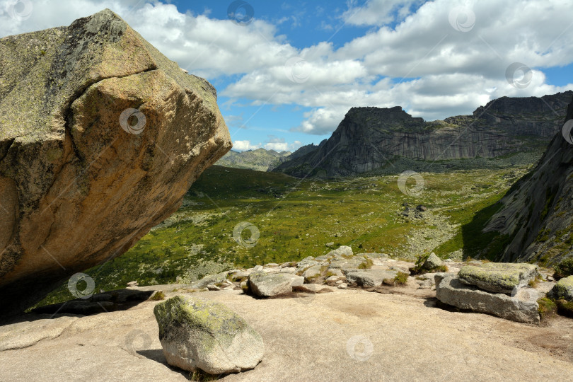 Скачать Фрагмент огромного камня на вершине горы, возвышающийся над скальным массивом в виде лежащего человека. фотосток Ozero