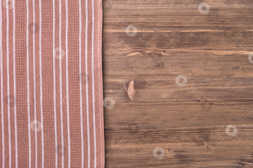 Скачать Кухонное полотенце с левой стороны деревянного стола фотосток Ozero