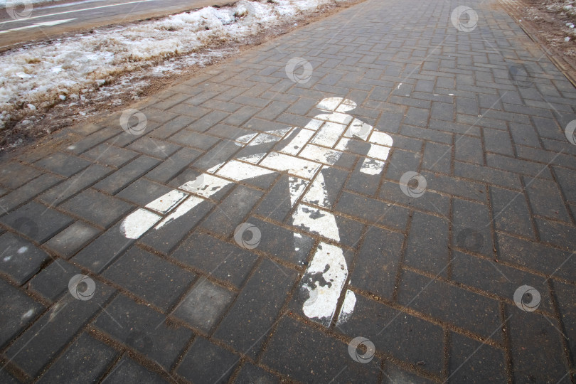 Скачать Символ пешеходной дороги на грязном тротуаре крупным планом фотосток Ozero