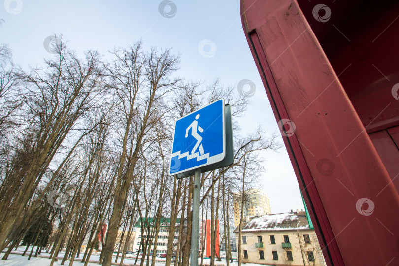 Скачать Знак подземного перехода на фоне парка фотосток Ozero