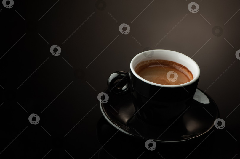 Скачать чашка кофе на темном фоне фотосток Ozero