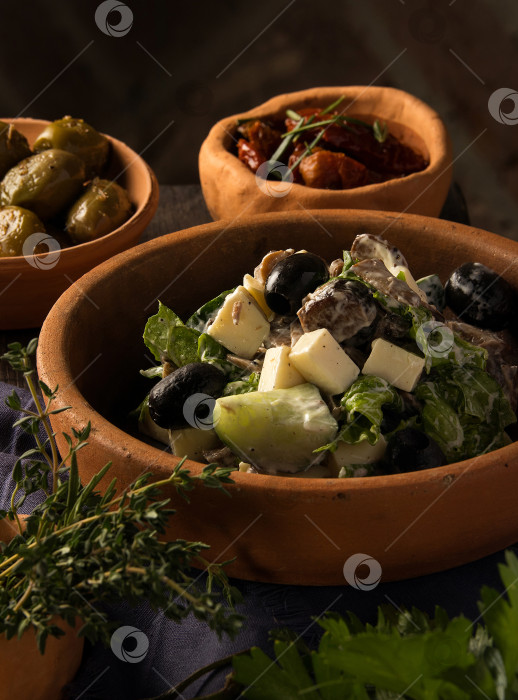Скачать Снимок крупным планом изысканного грузинского салата на столе ресторана фотосток Ozero