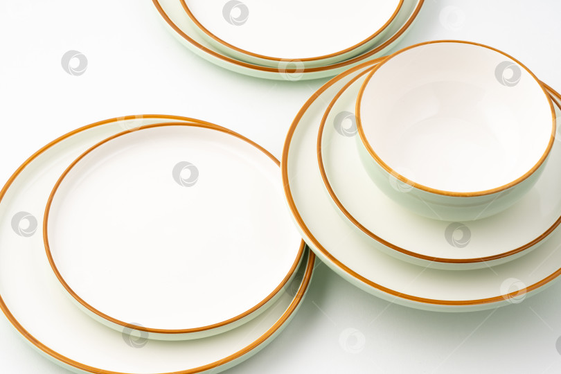 Скачать Набор керамической посуды, выделенный на белом фоне фотосток Ozero