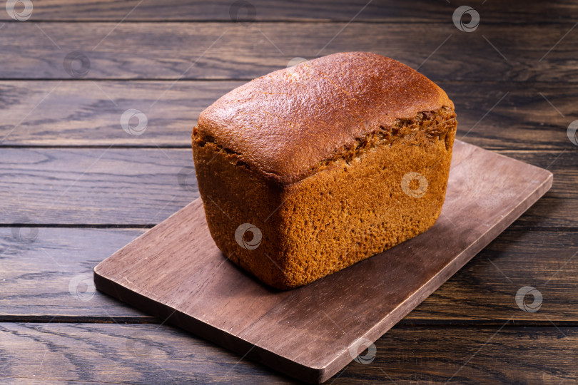 Скачать Буханка хлеба на деревянном столе фотосток Ozero