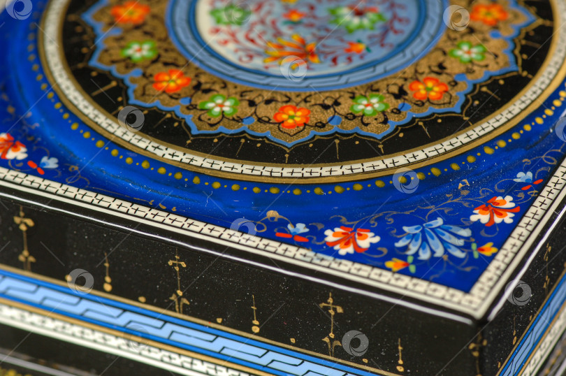 Скачать Крупный план шкатулки с художественной росписью на черном фоне. Центральная Азия, Узбекистан фотосток Ozero