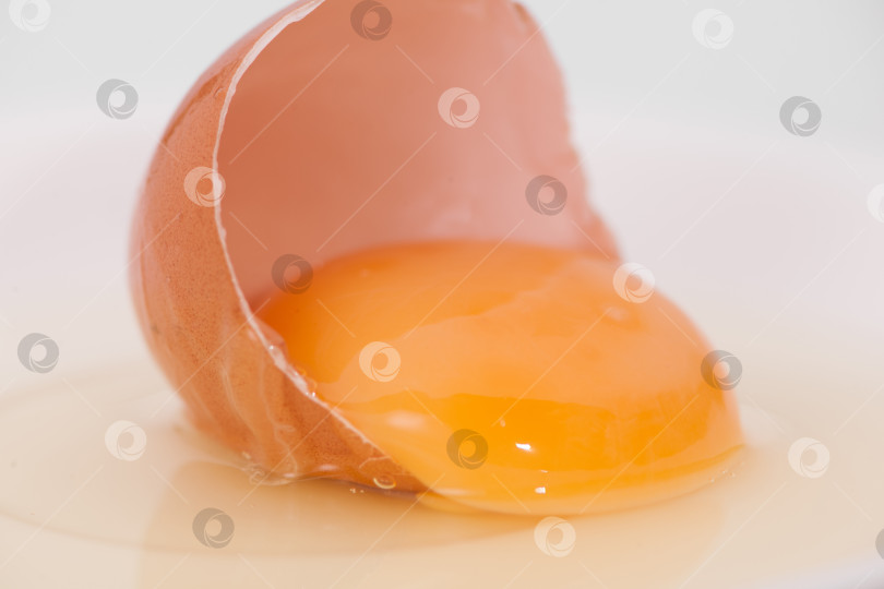Скачать разбитое яйцо фотосток Ozero