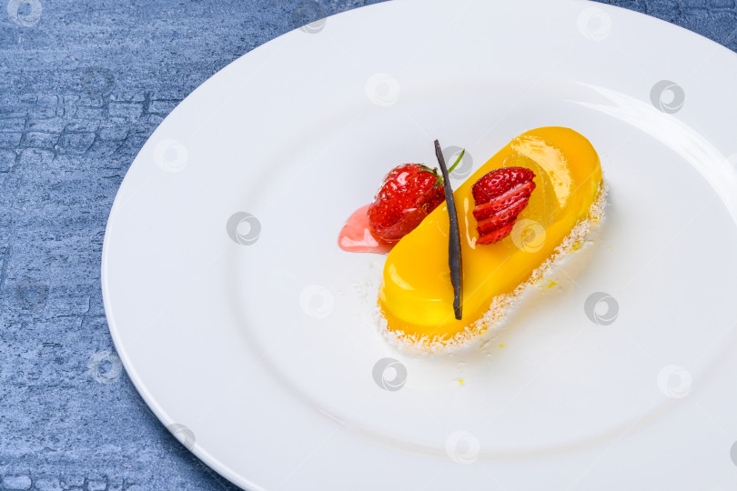 Скачать Снимок лимонного торта с клубникой крупным планом фотосток Ozero