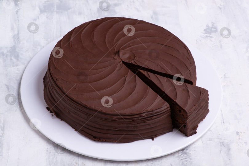 Скачать Снимок крупным планом однослойного шоколадного торта на белой тарелке фотосток Ozero