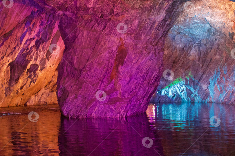 Скачать Рускеальская пещера в горном парке рускеала, Карелия. фотосток Ozero