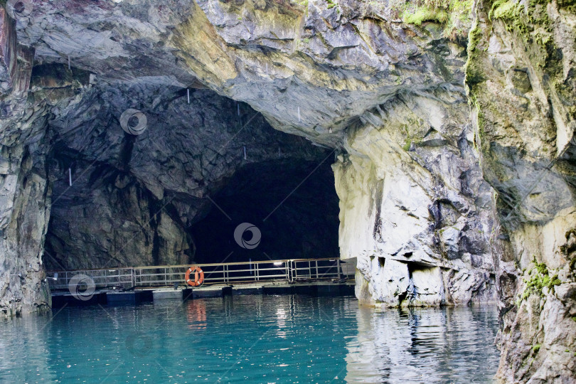 Скачать Рускеальская пещера в горном парке рускеала, озеро с мостом, Карелия фотосток Ozero