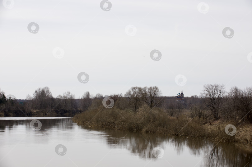 Скачать Река Которосль в Ярославском районе течёт поздней осенью. фотосток Ozero