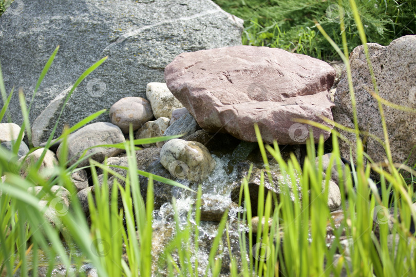 Скачать Ледяная вода, ключ бьёт примо из под камней на вершине холма. фотосток Ozero